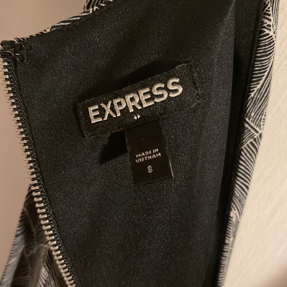 Express dress - Picture 3 of 3